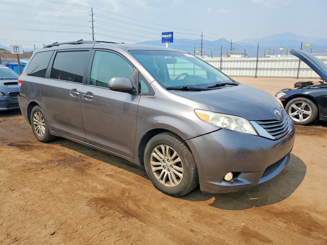 2011 Toyota Sienna Xle 8-Passenger - Фото 4