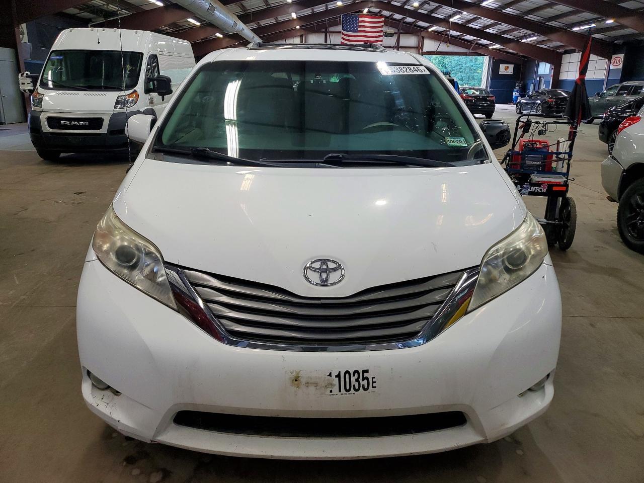 2011 Toyota Sienna Xle 7-Passenger - Фото 5