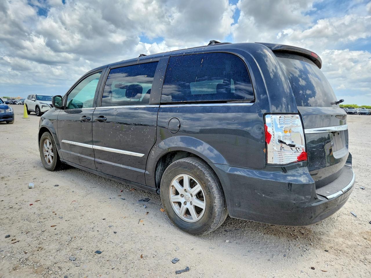 2012 Chrysler Town & Country Touring - Фото 2