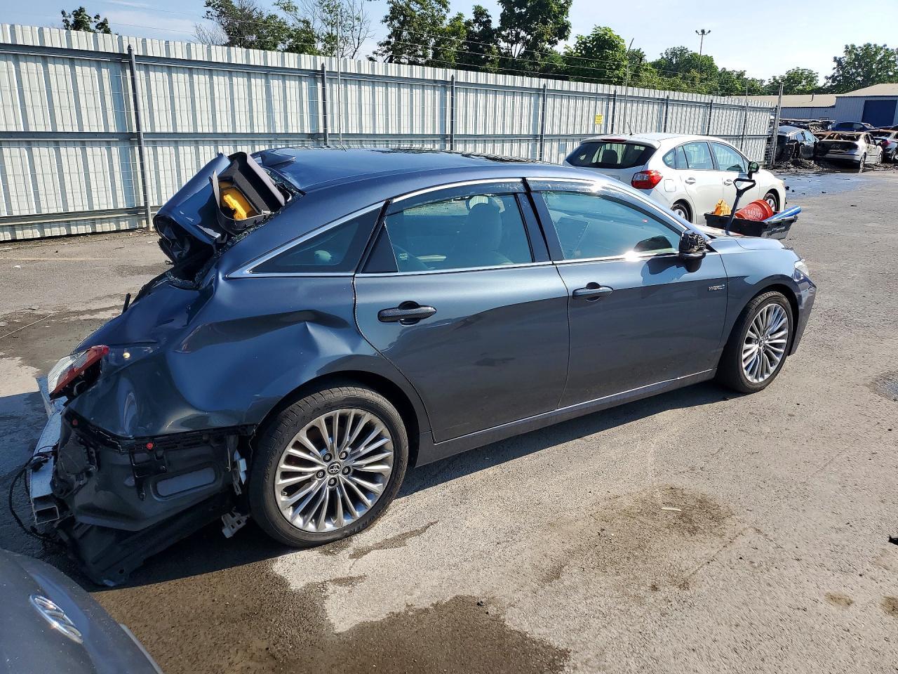 2019 Toyota Avalon Hybrid Limited - Image 3