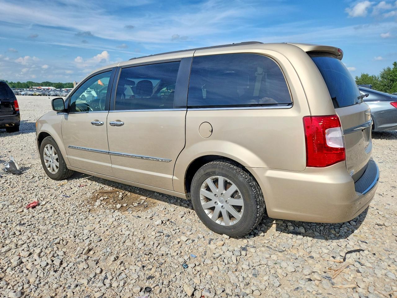 2016 Chrysler Town & Country Touring - Фото 2