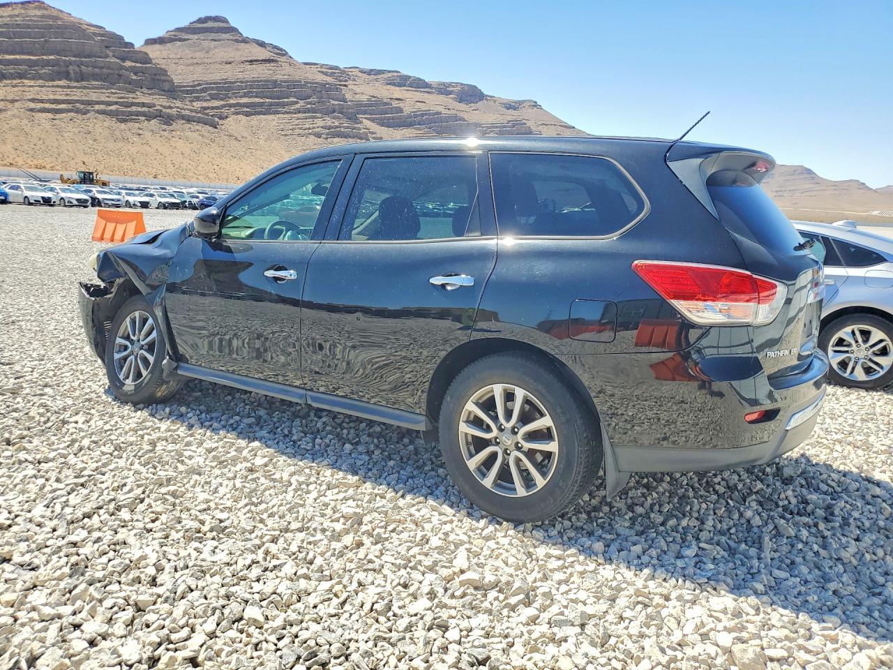 2014 Nissan Pathfinder S - Image 2