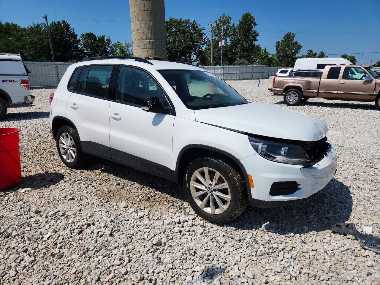 2017 Volkswagen Tiguan S - Фото 4