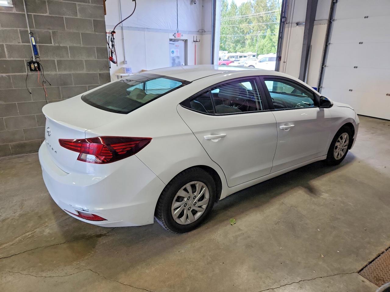 2020 Hyundai Elantra Se - Image 3