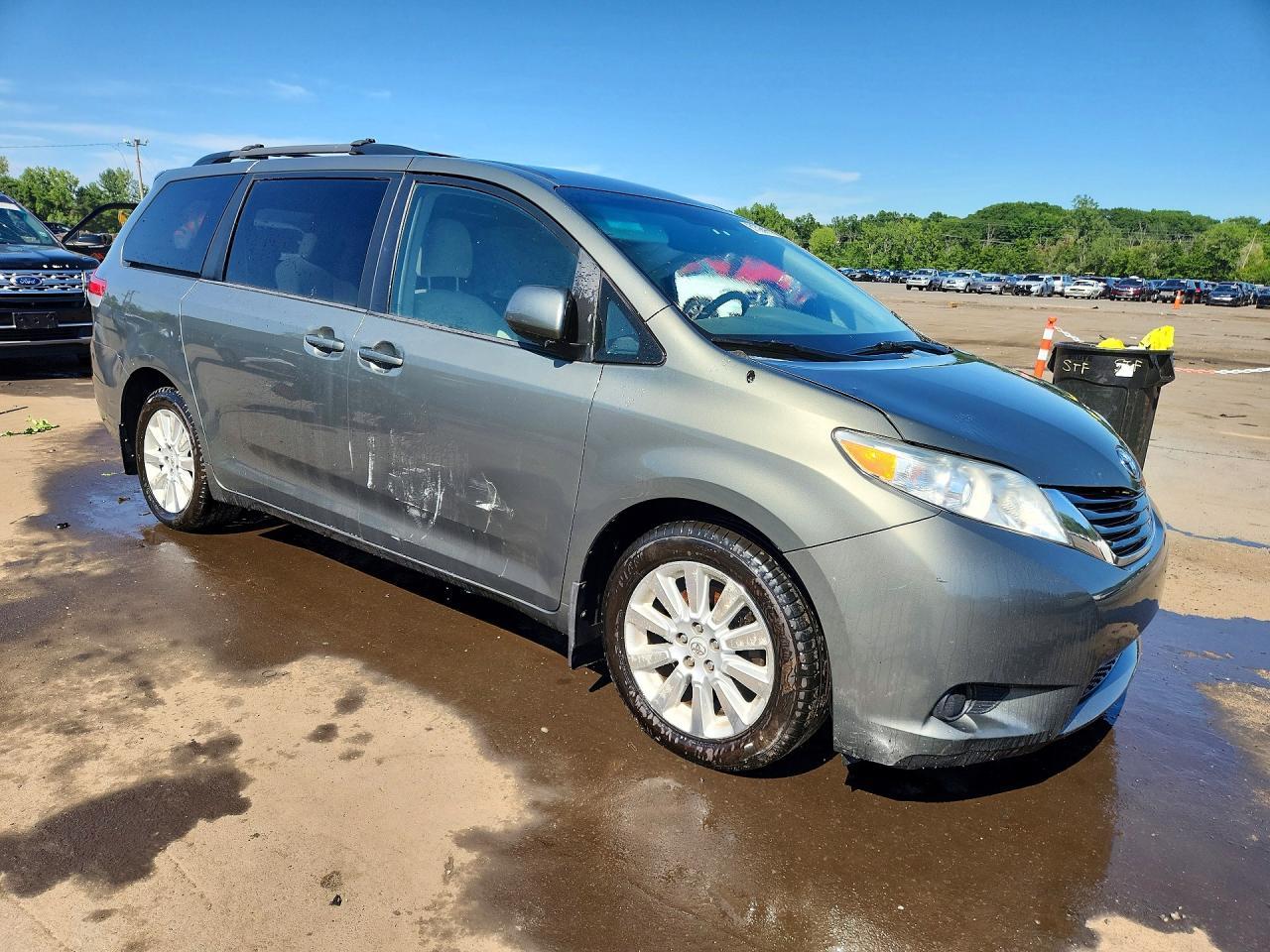 2012 Toyota Sienna Le - Image 4
