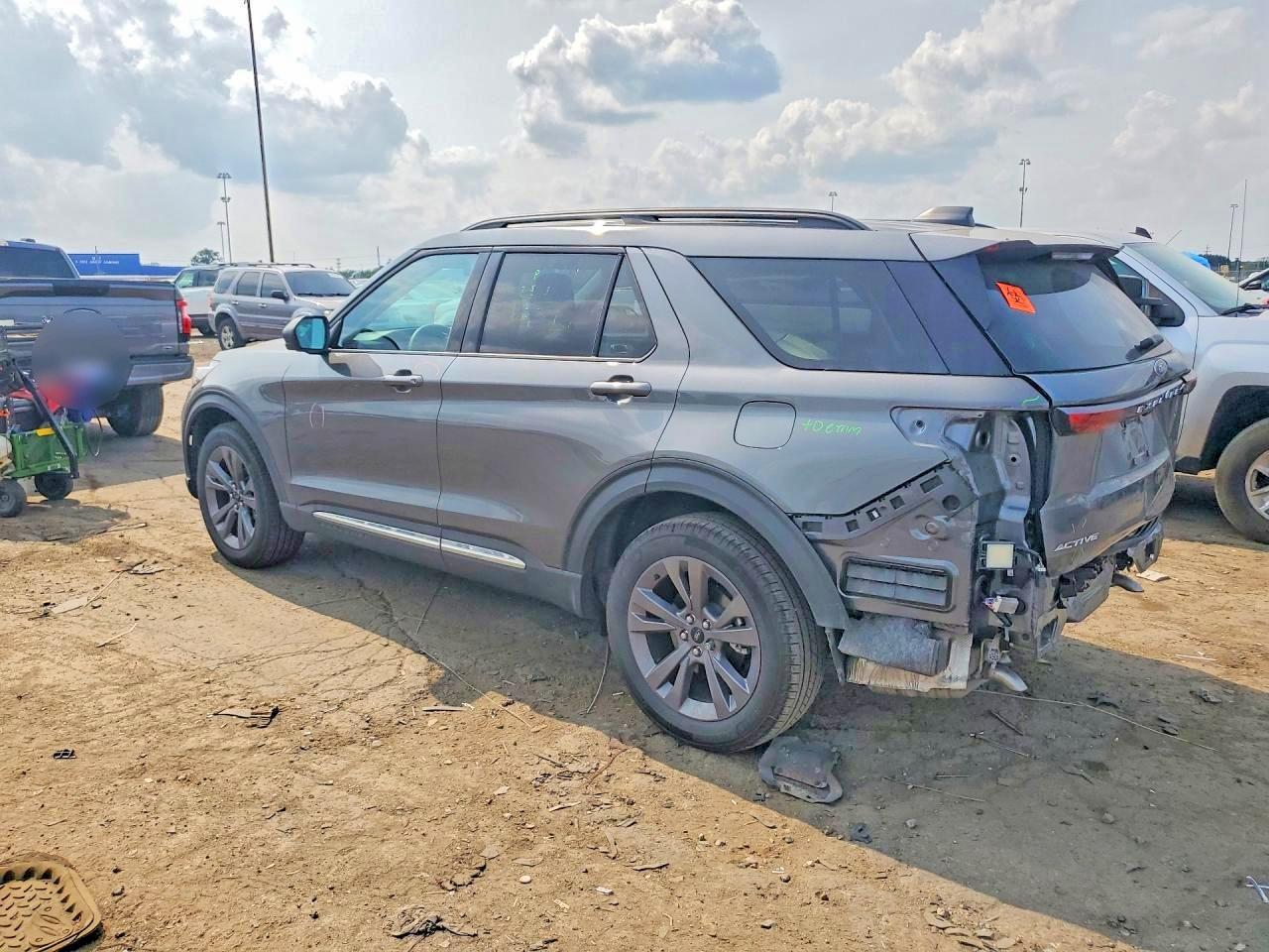2025 Ford Explorer Active - Фото 2