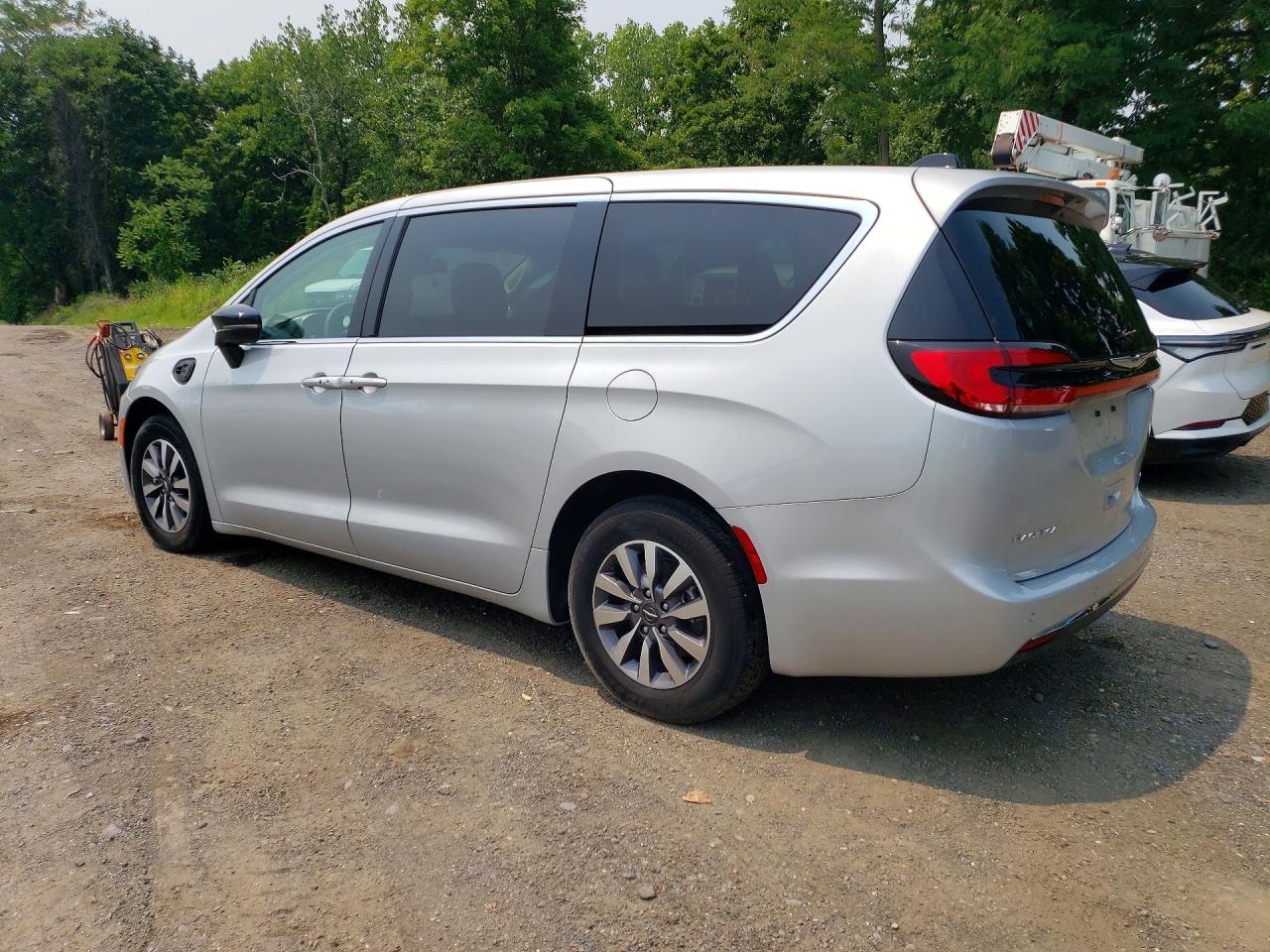 2024 Chrysler Pacifica Hybrid Select - Image 2