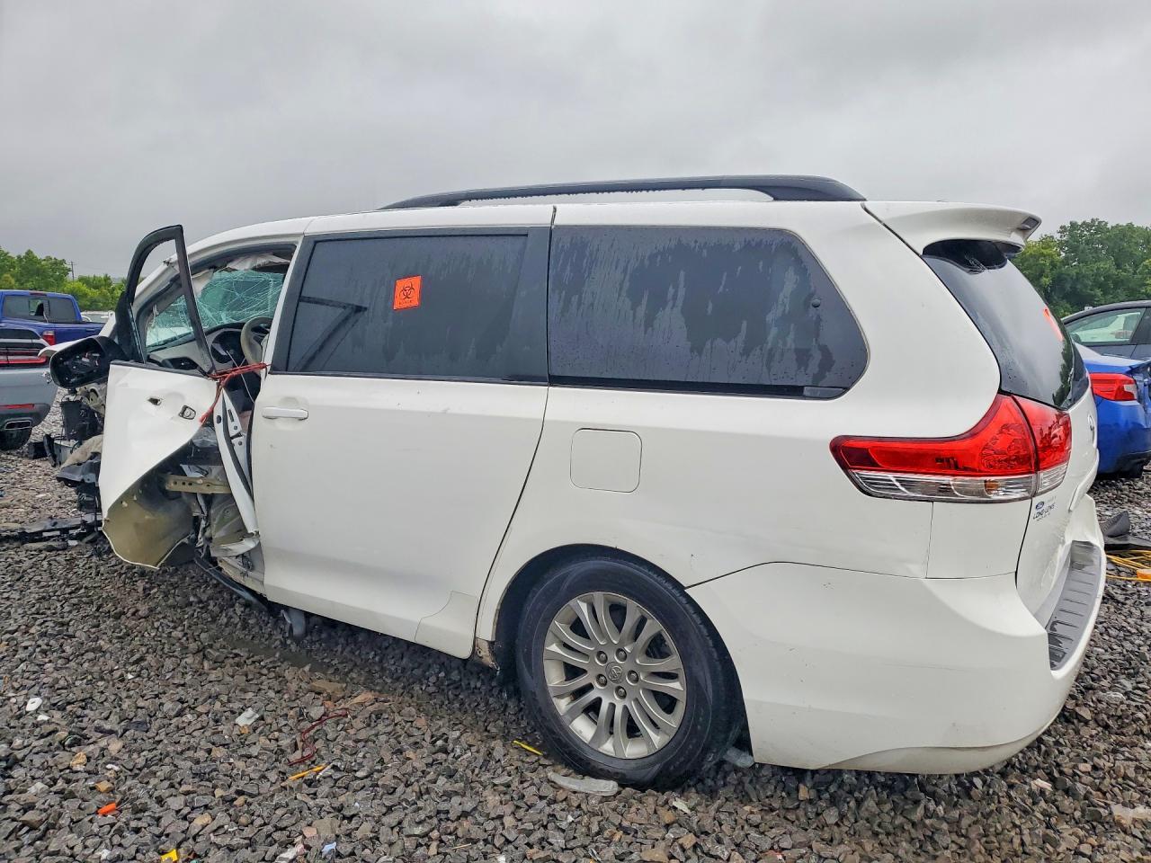 2012 Toyota Sienna Xle 8-Passenger - Image 2