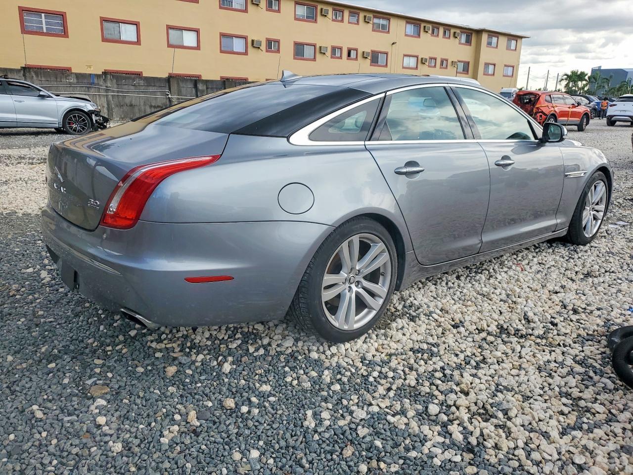 2013 Jaguar Xj - Image 3