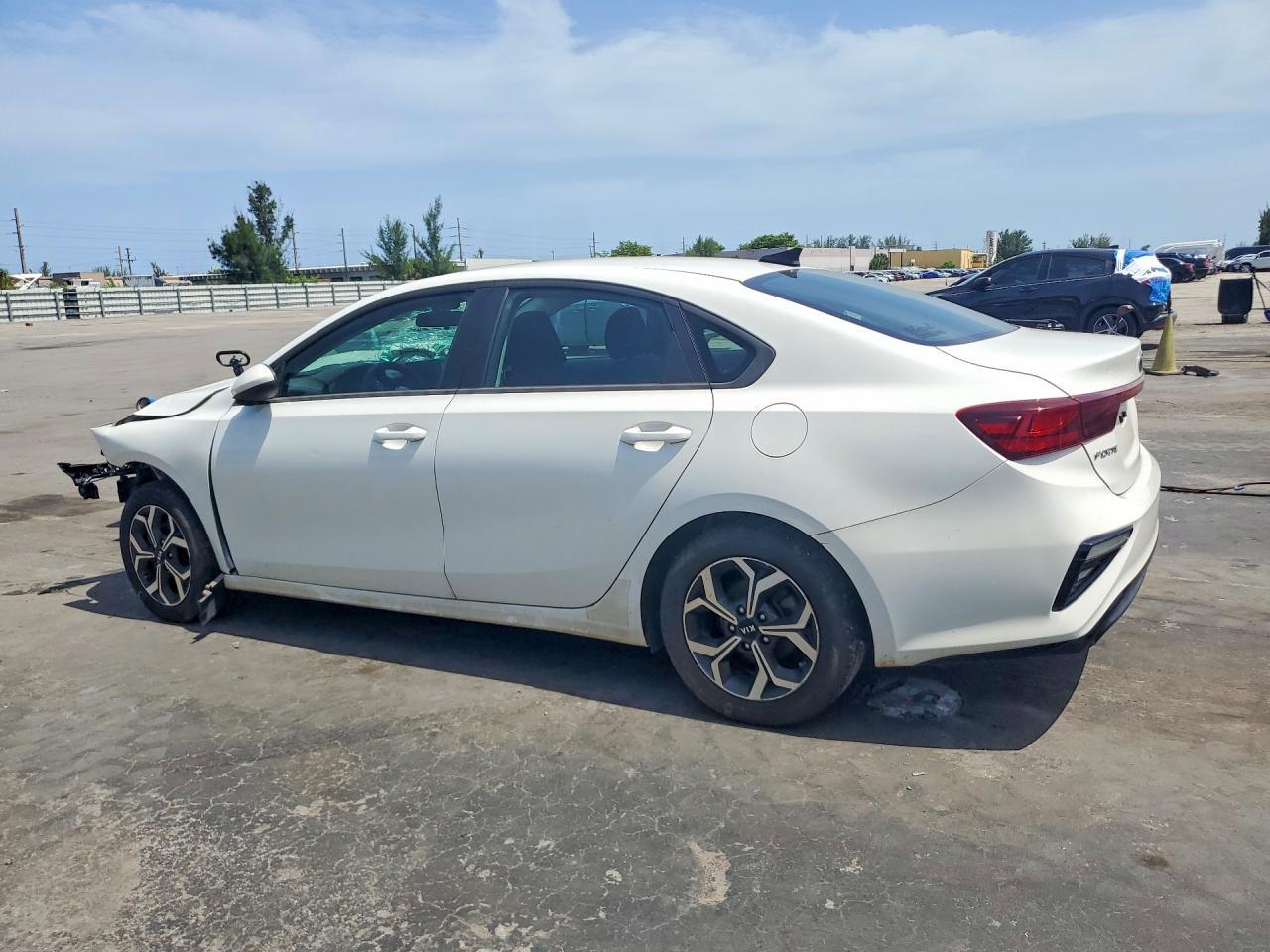 2021 Kia Forte Lxs - Image 2