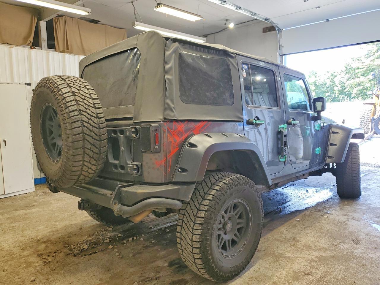 2016 Jeep Wrangler Unlimited Sahara - Image 3