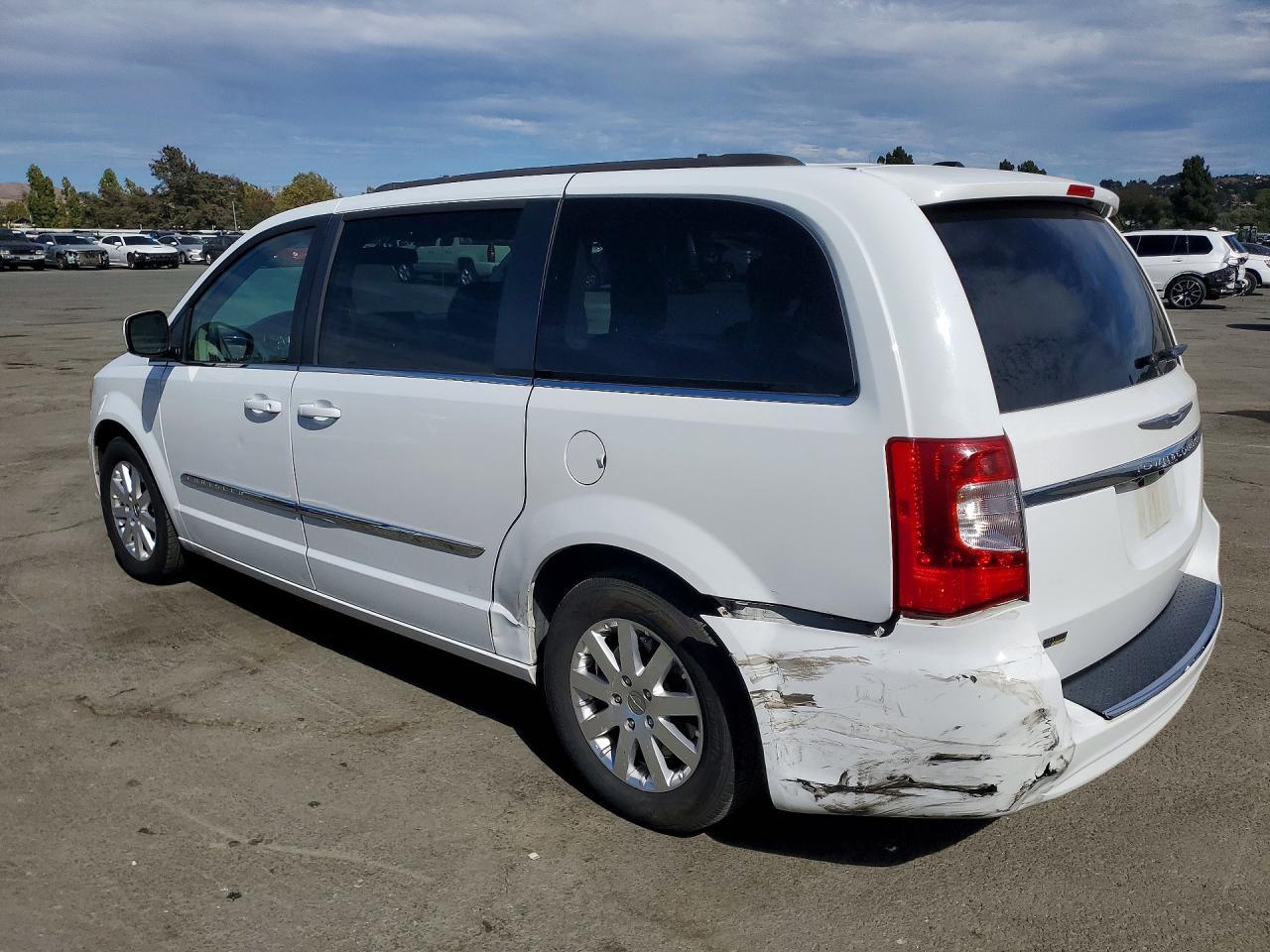 2014 Chrysler Town & Country Touring - Image 2