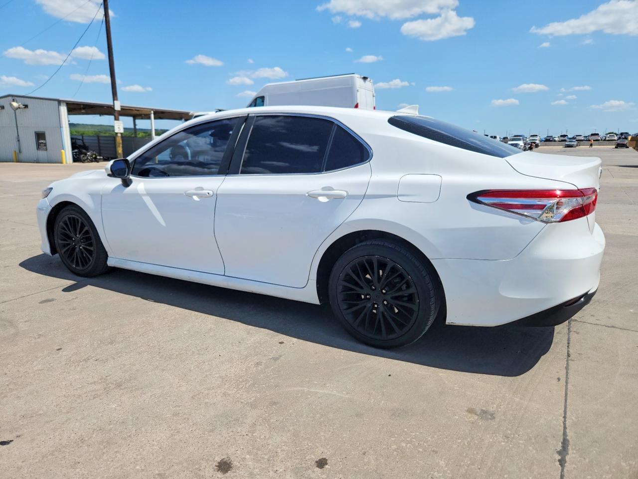 2019 Toyota Camry Le - Фото 2