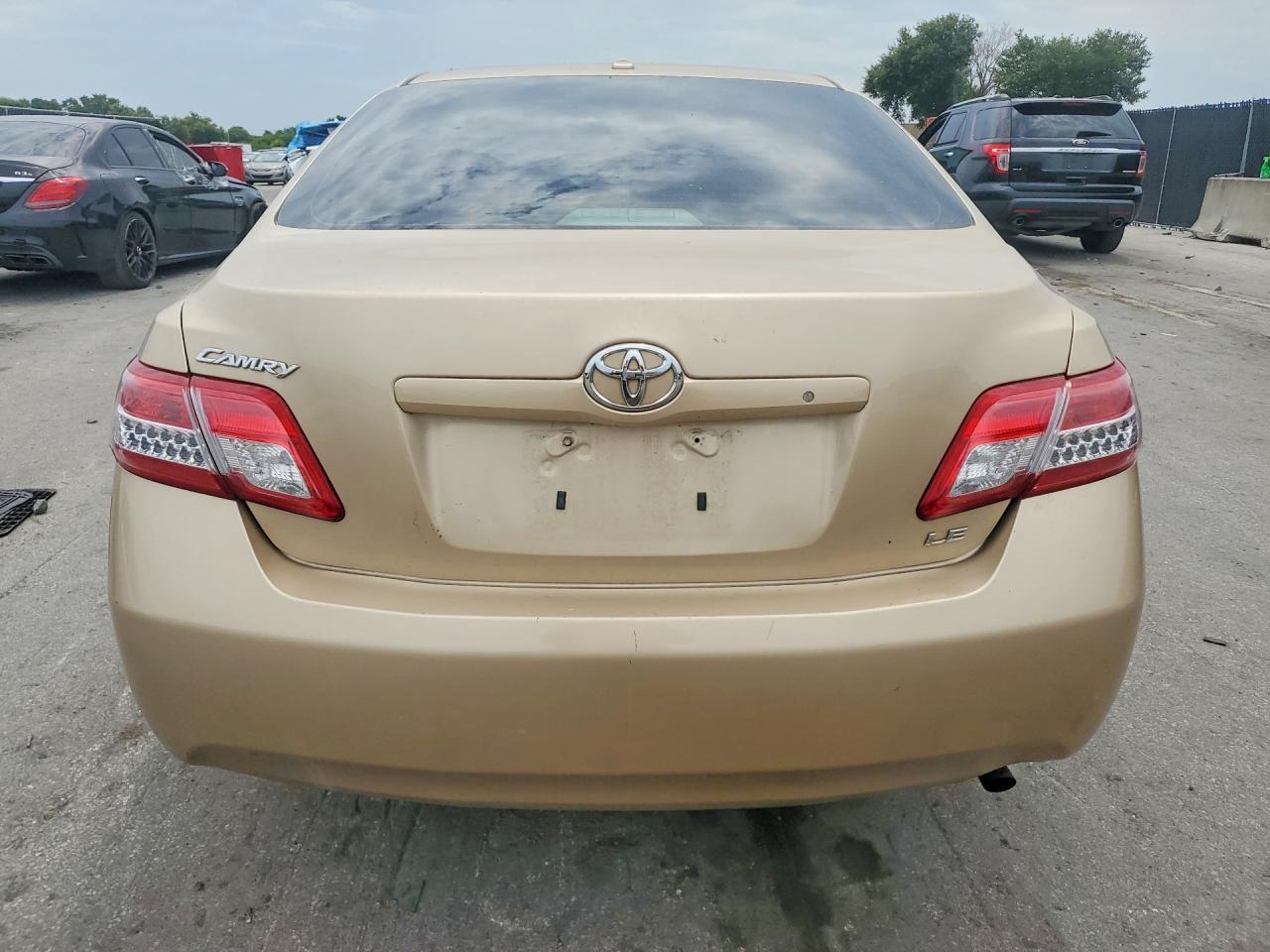 2010 Toyota Camry Le - Фото 6
