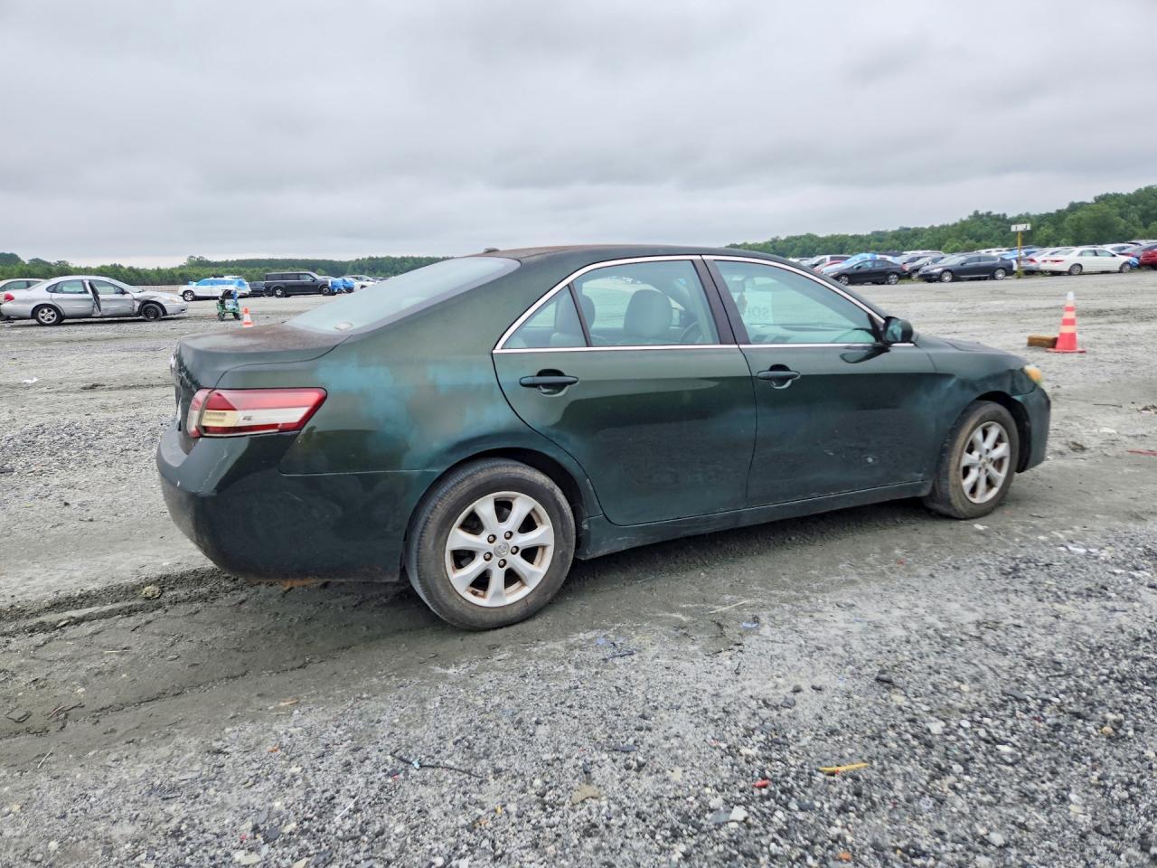2010 Toyota Camry Le - Фото 3