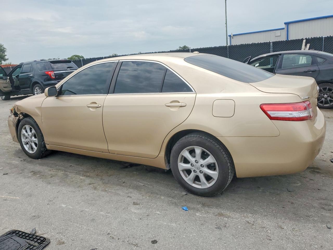 2010 Toyota Camry Le - Фото 2