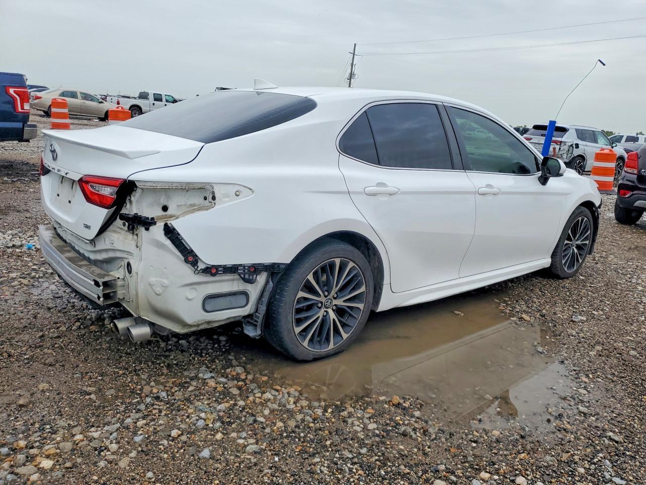 2020 Toyota Camry Se - Фото 3