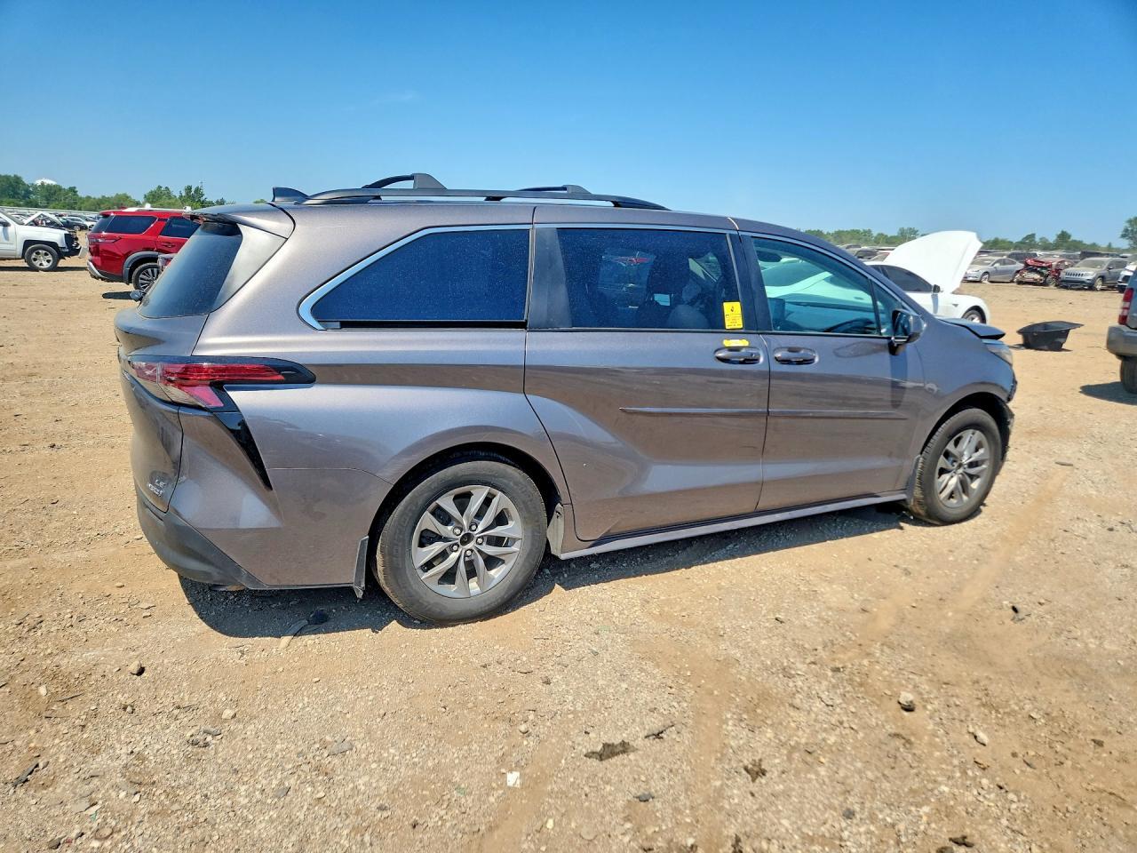 2022 Toyota Sienna Le - Фото 3