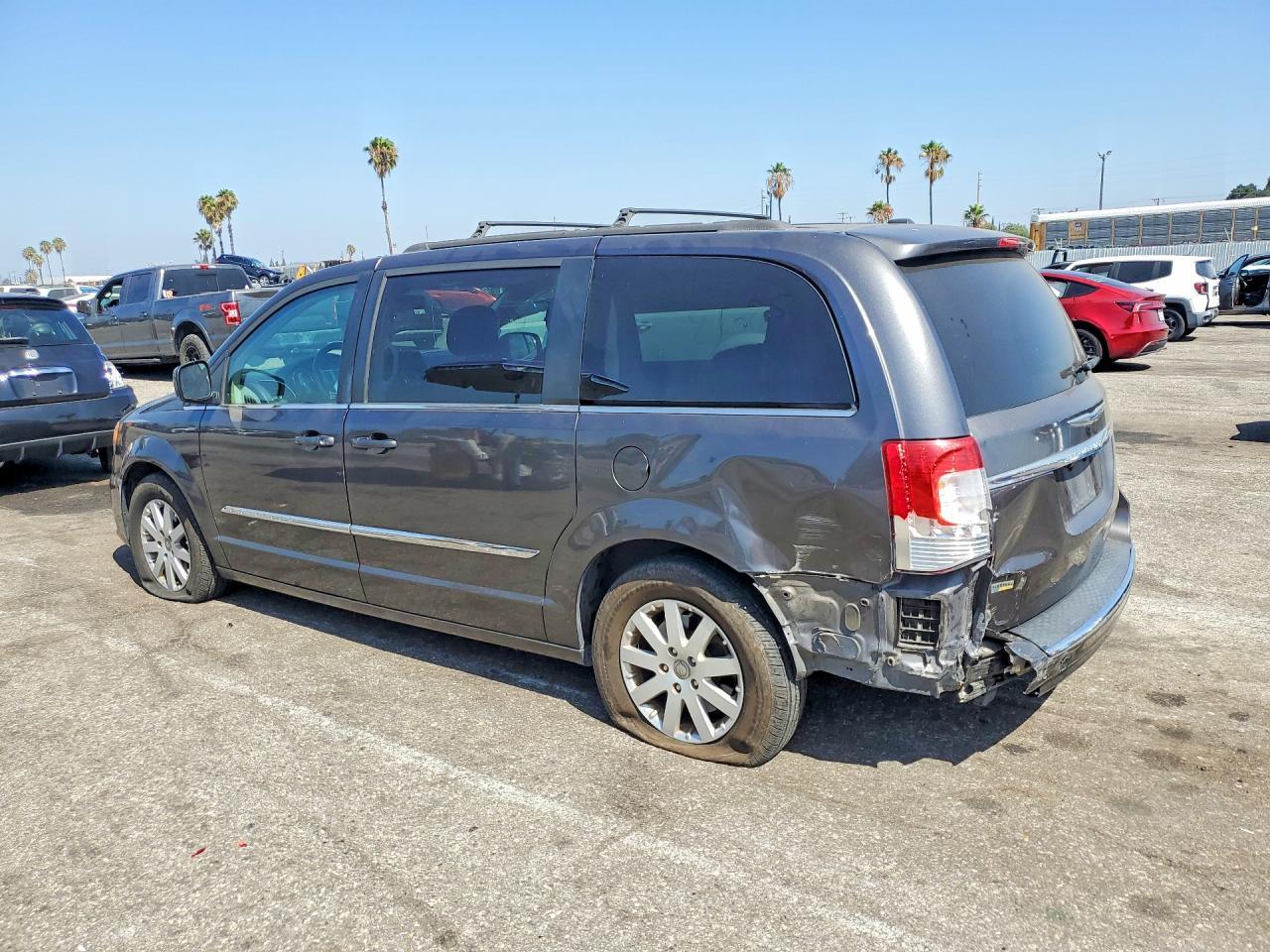 2015 Chrysler Town & Country Touring - Фото 2