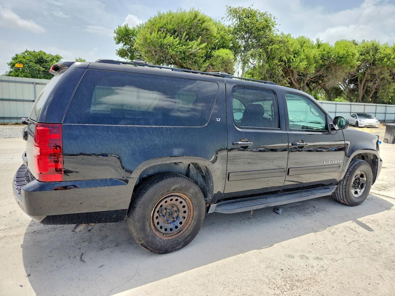 2014 Chevrolet Suburban - Фото 3