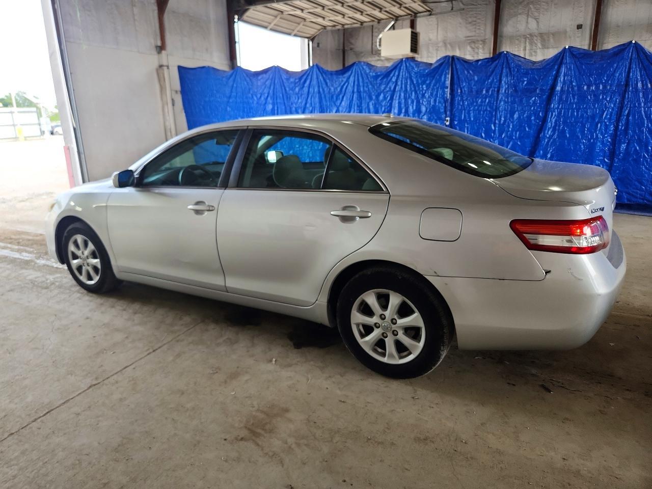 2011 Toyota Camry Le - Фото 2