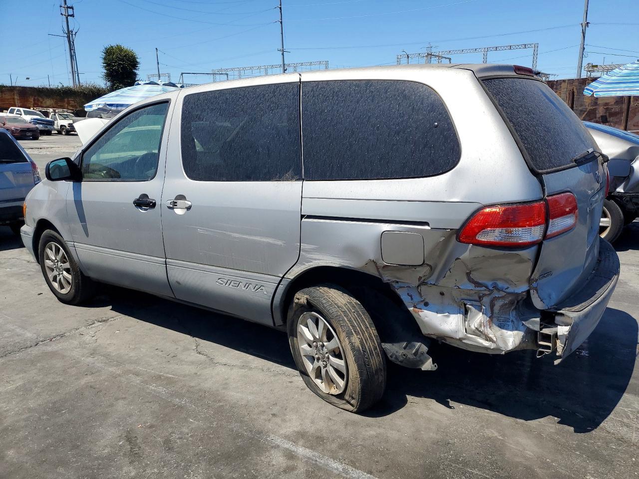 2001 Toyota Sienna Ce - Image 2