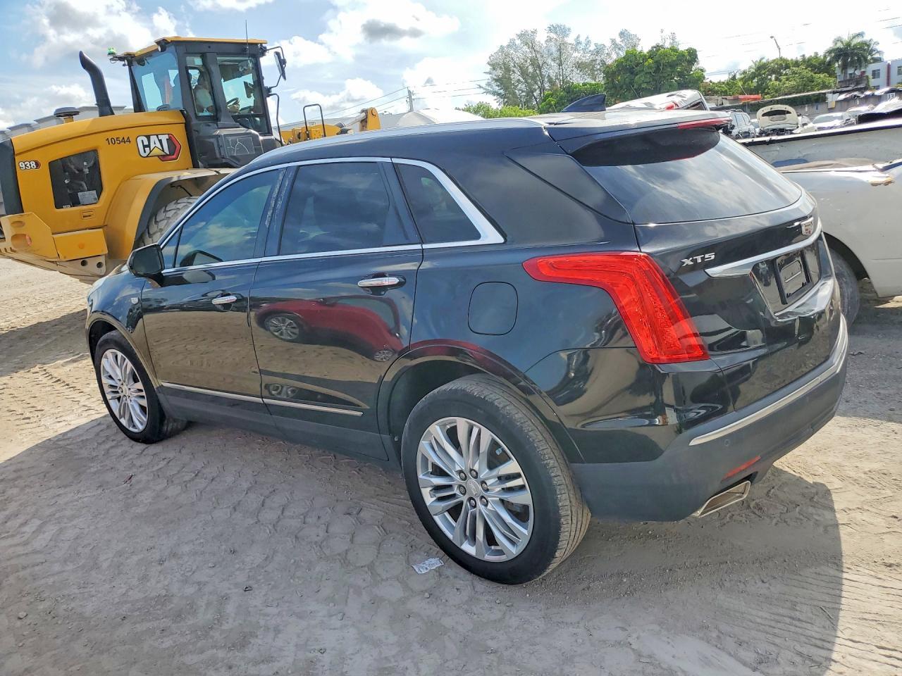 2017 Cadillac Xt5 Premium Luxury - Image 2
