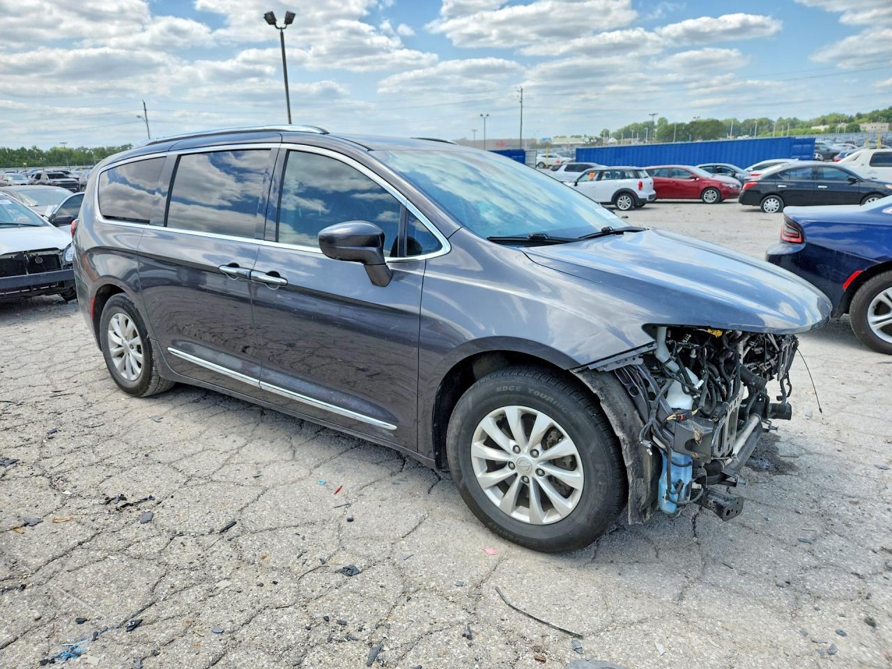 2018 Chrysler Pacifica Touring L - Image 4