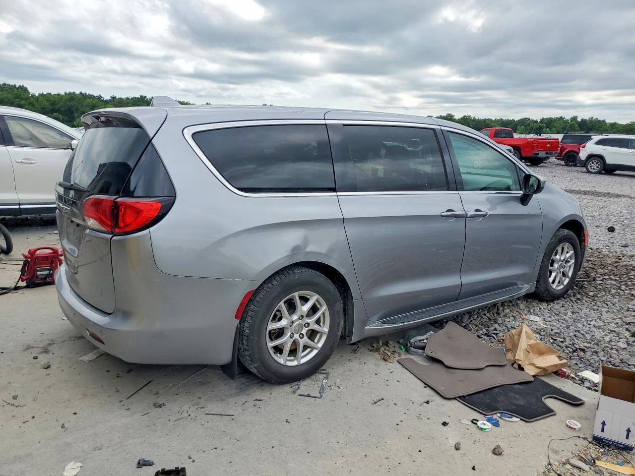 2019 Chrysler Pacifica Lx - Image 3