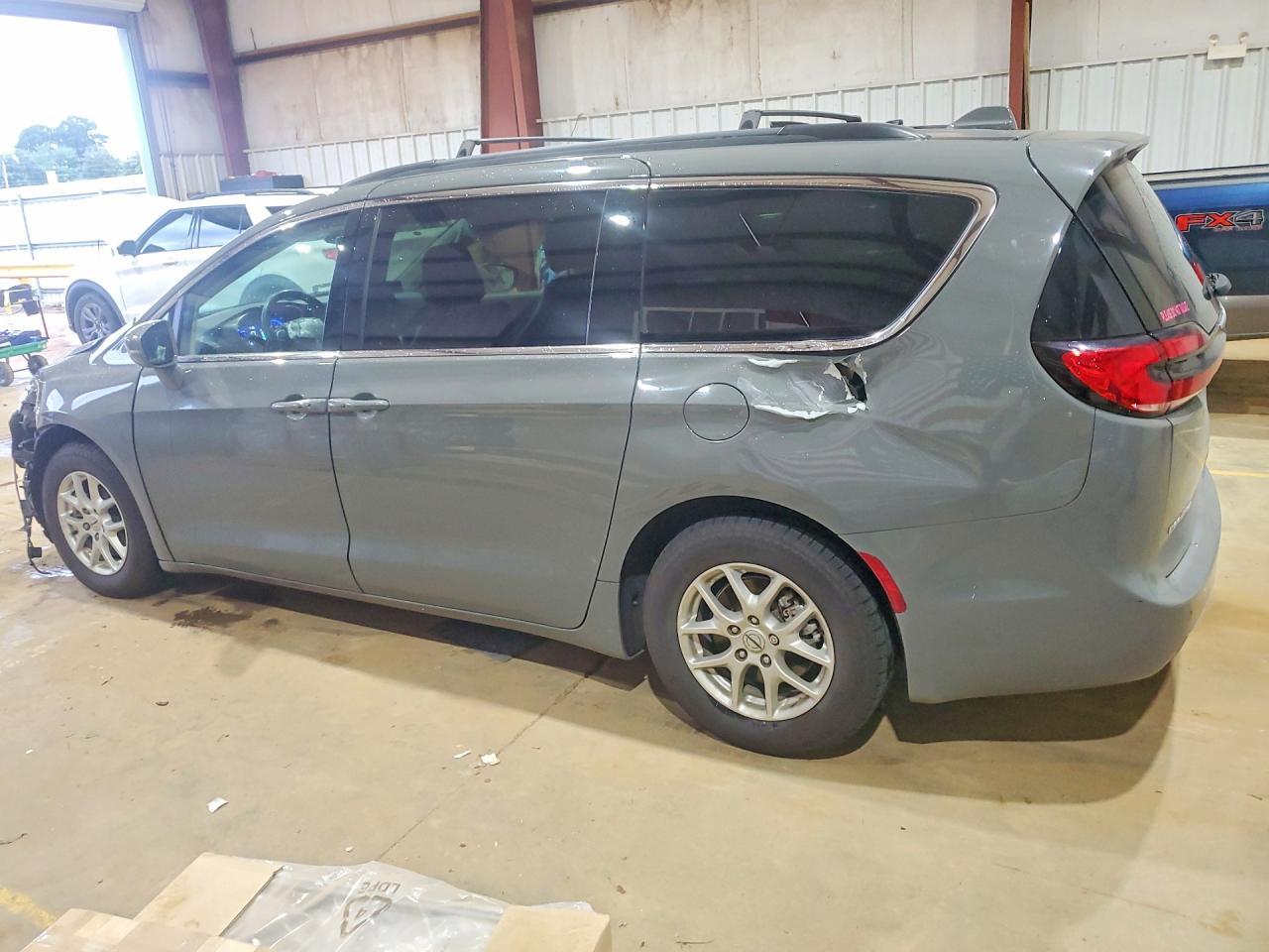 2022 Chrysler Pacifica Touring L - Фото 2