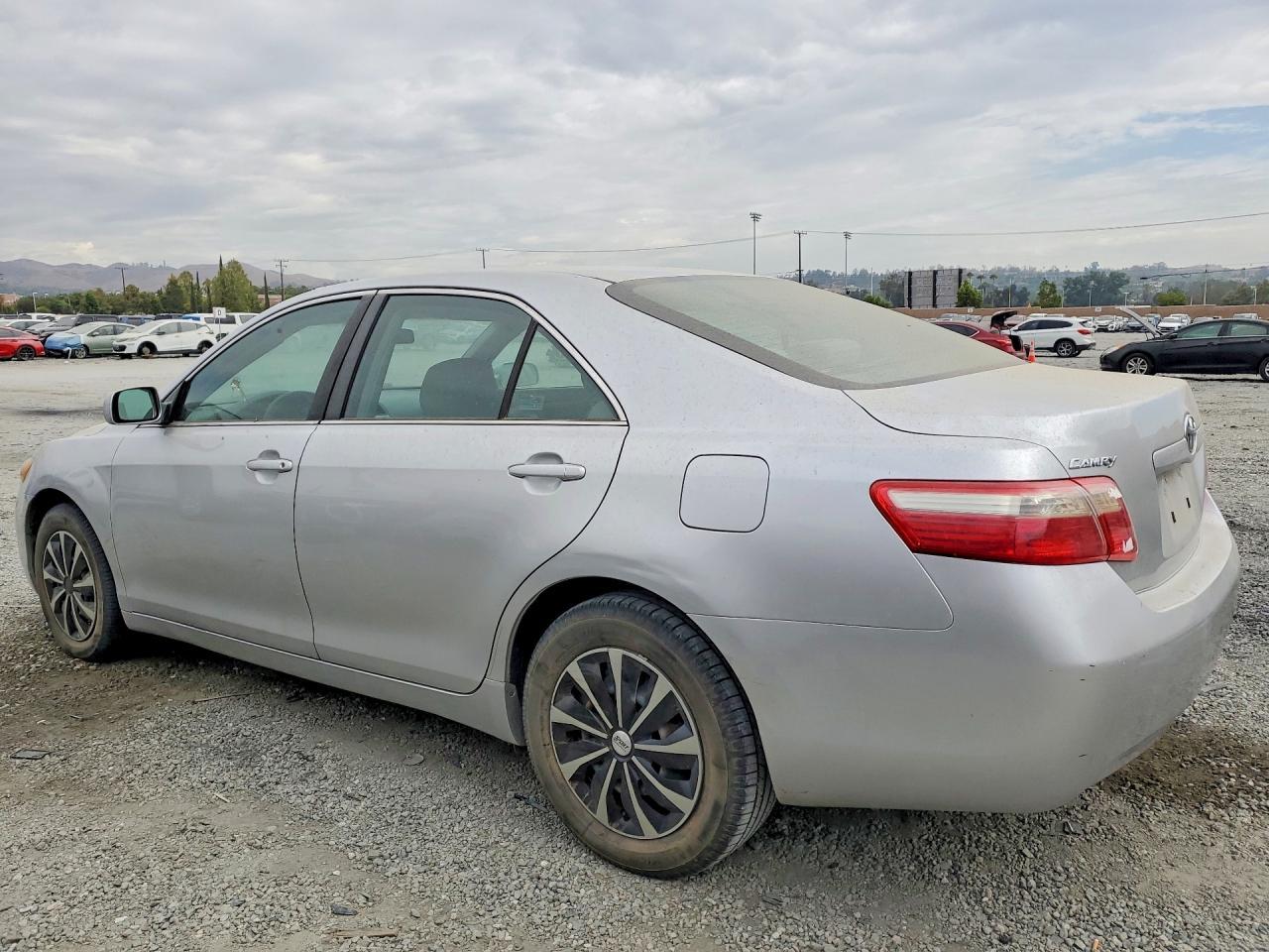 2009 Toyota Camry Le - Фото 2