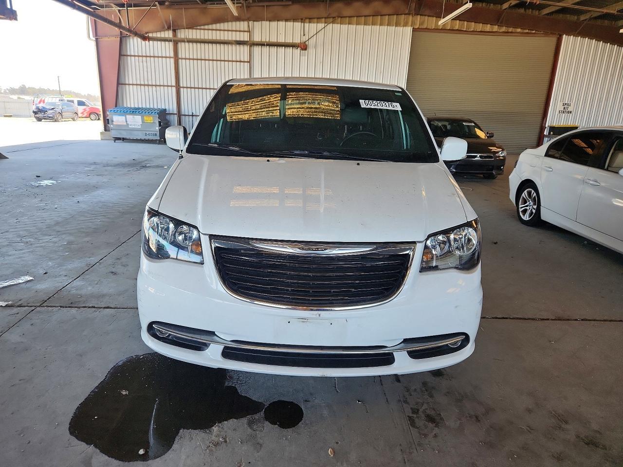 2015 Chrysler Town & Country S - Фото 5