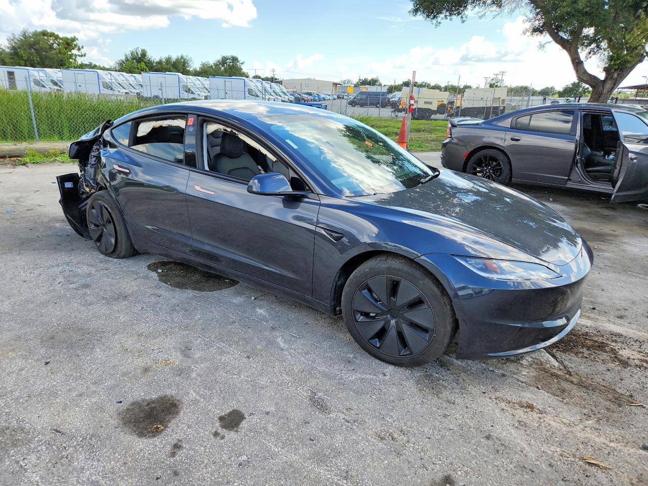 2025 Tesla Model 3 - Фото 4