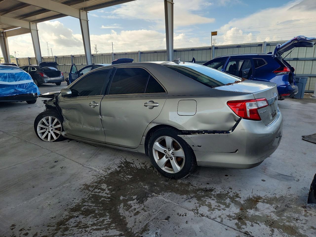 2013 Toyota Camry Hybrid Xle - Image 2