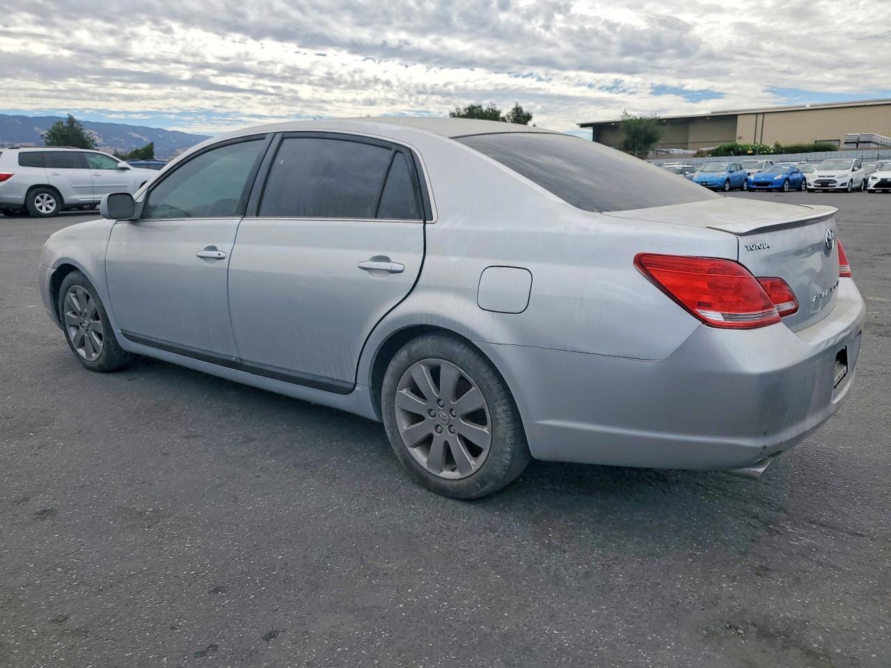 2005 Toyota Avalon Touring - Image 2
