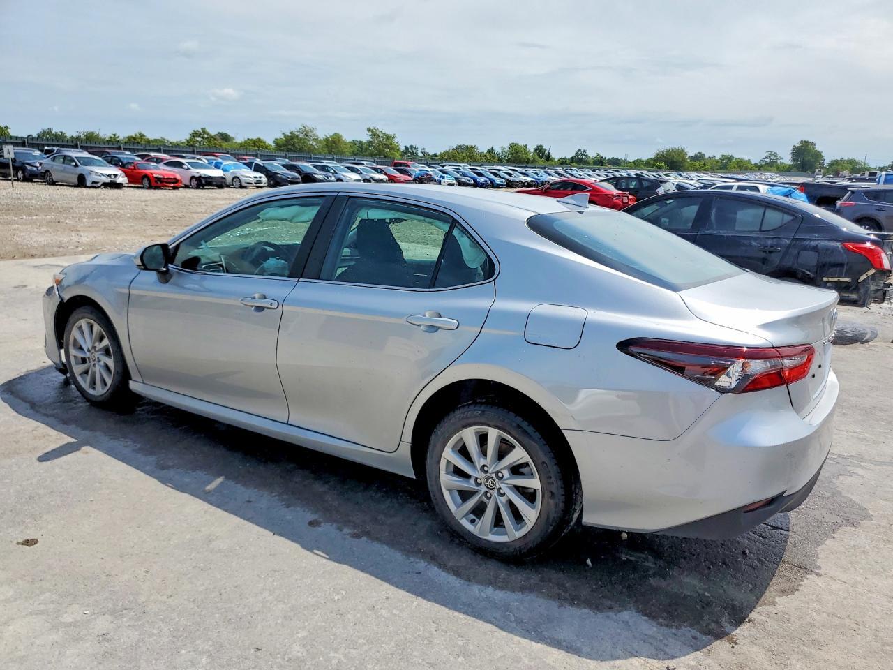 2023 Toyota Camry Le - Фото 2