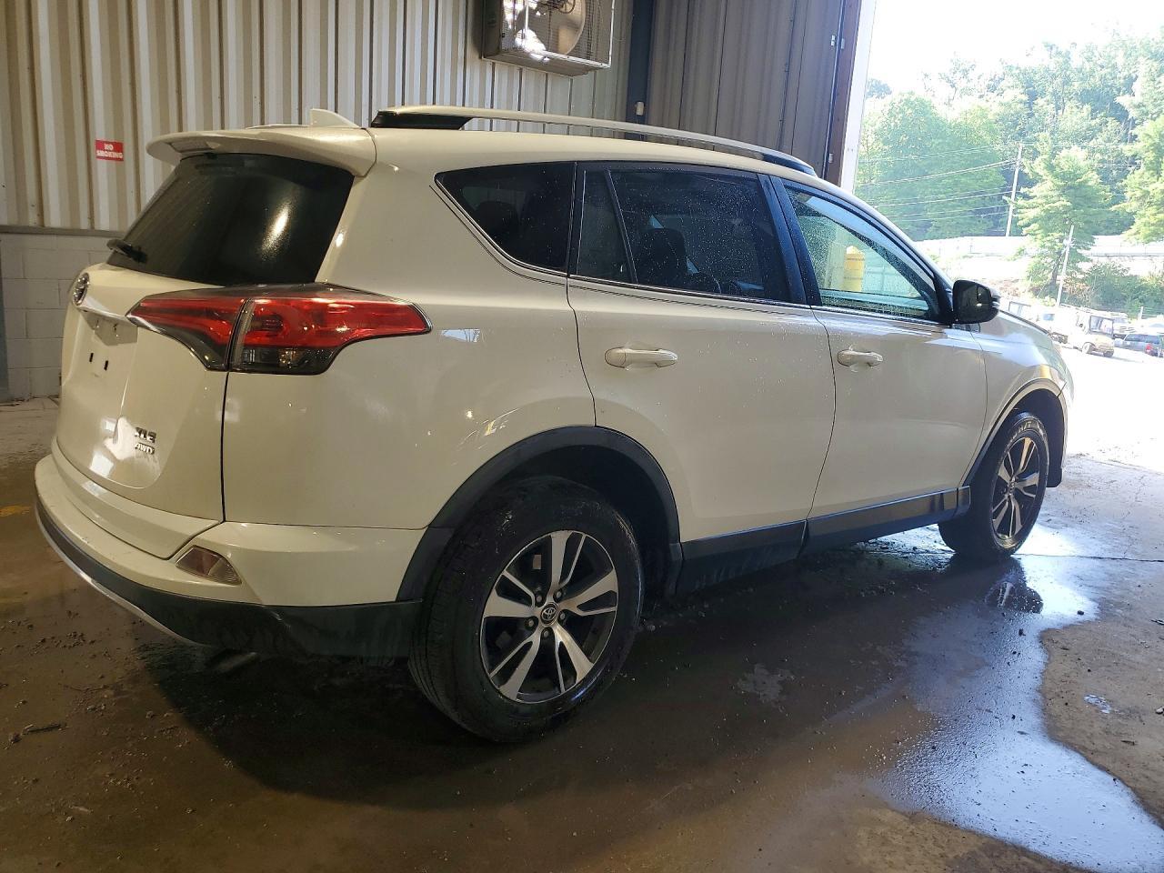 2017 Toyota Rav4 Xle - Image 3