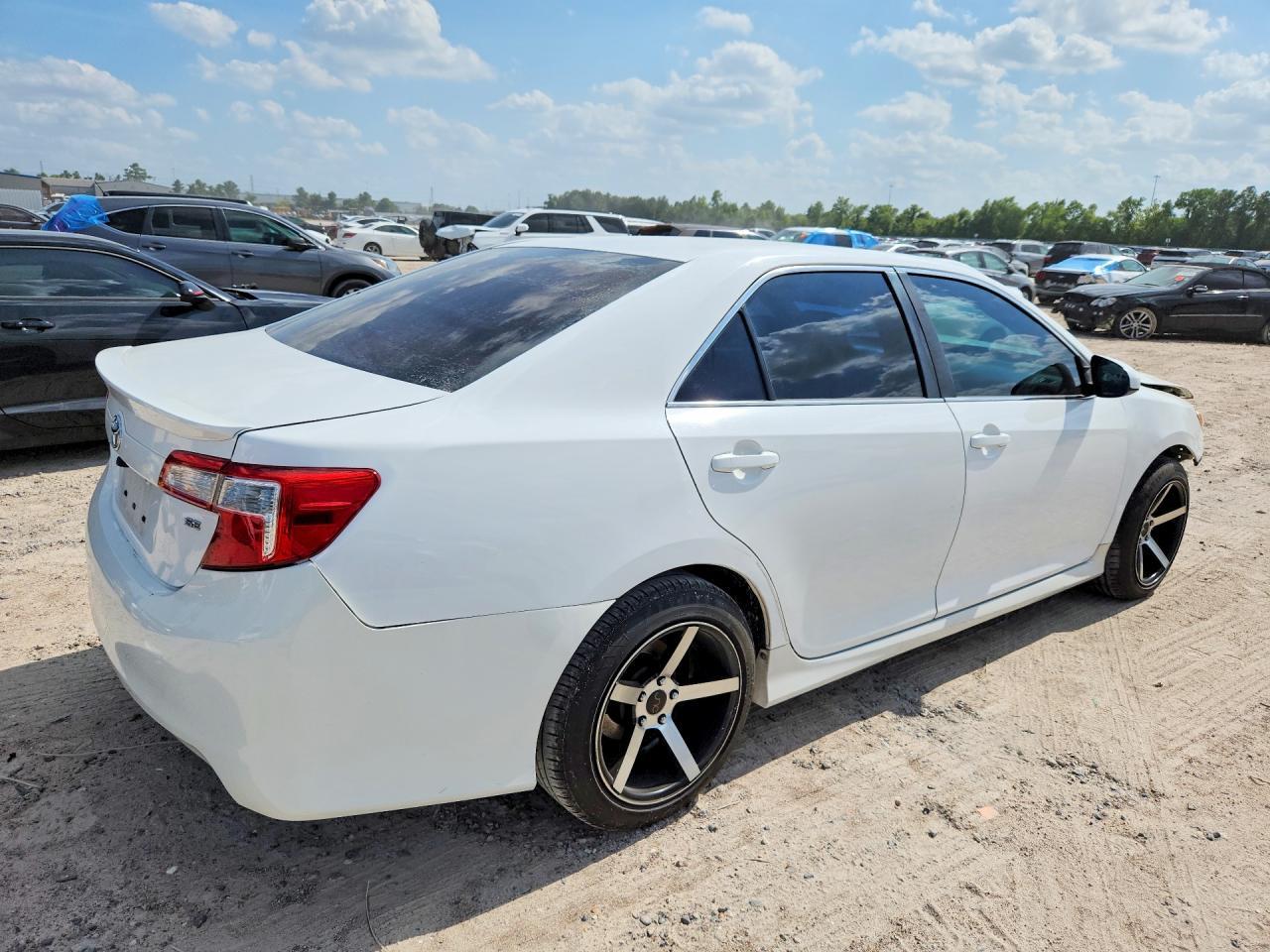 2014 Toyota Camry Se - Фото 3