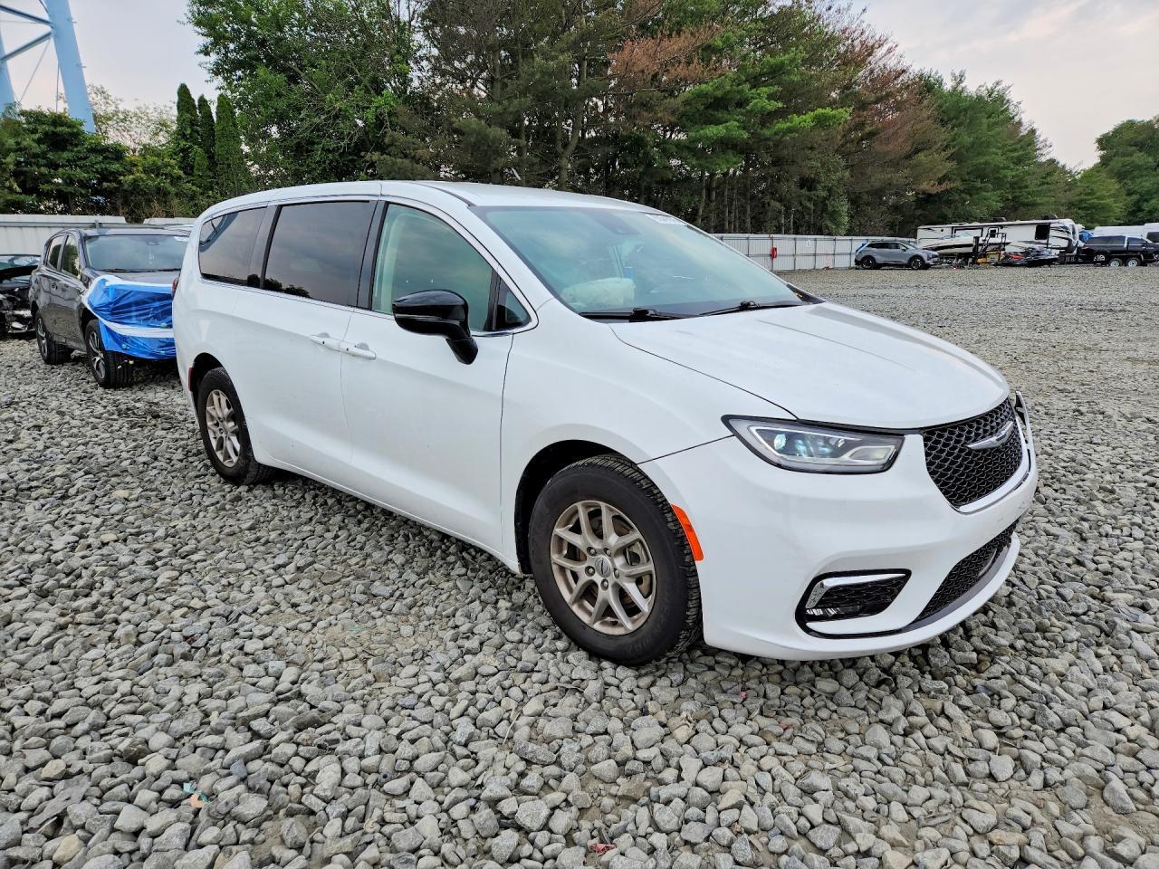 2024 Chrysler Pacifica Touring L - Image 4