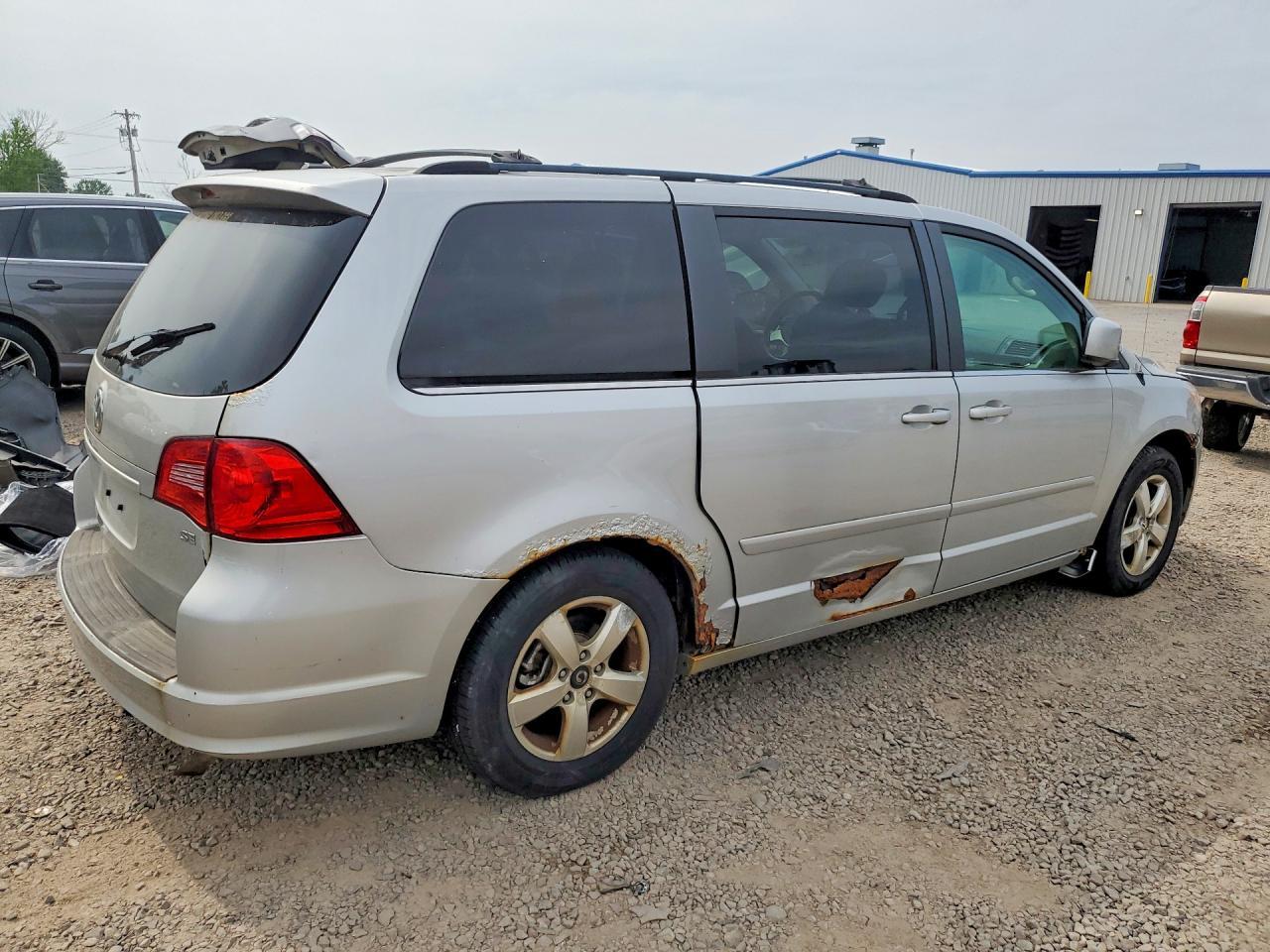2009 Volkswagen Routan Se - Image 3