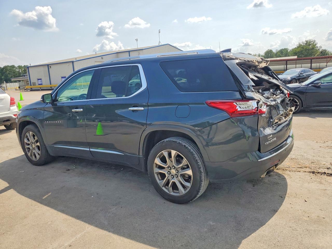 2018 Chevrolet Traverse Premier - Фото 2