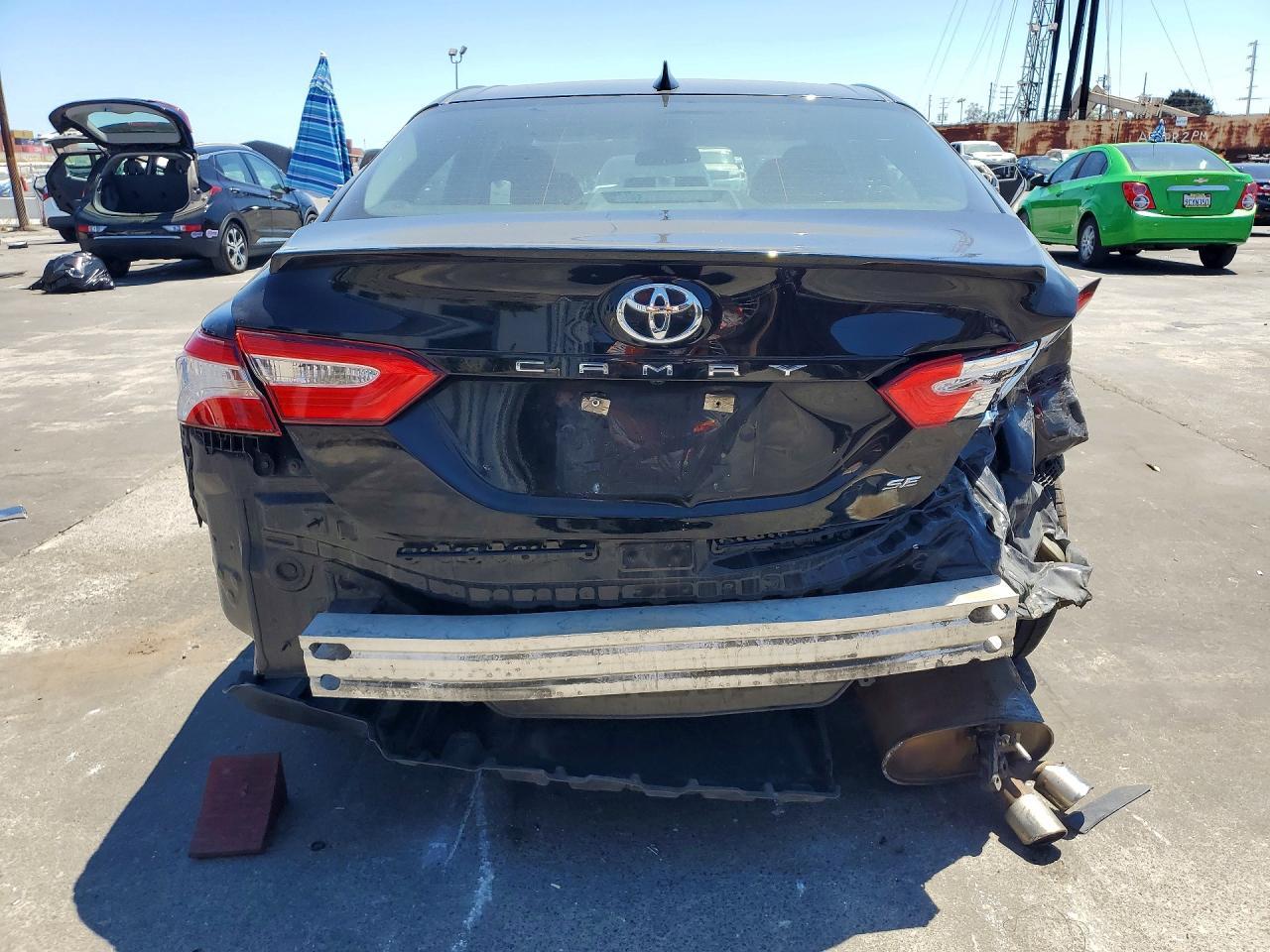 2020 Toyota Camry Se - Фото 6