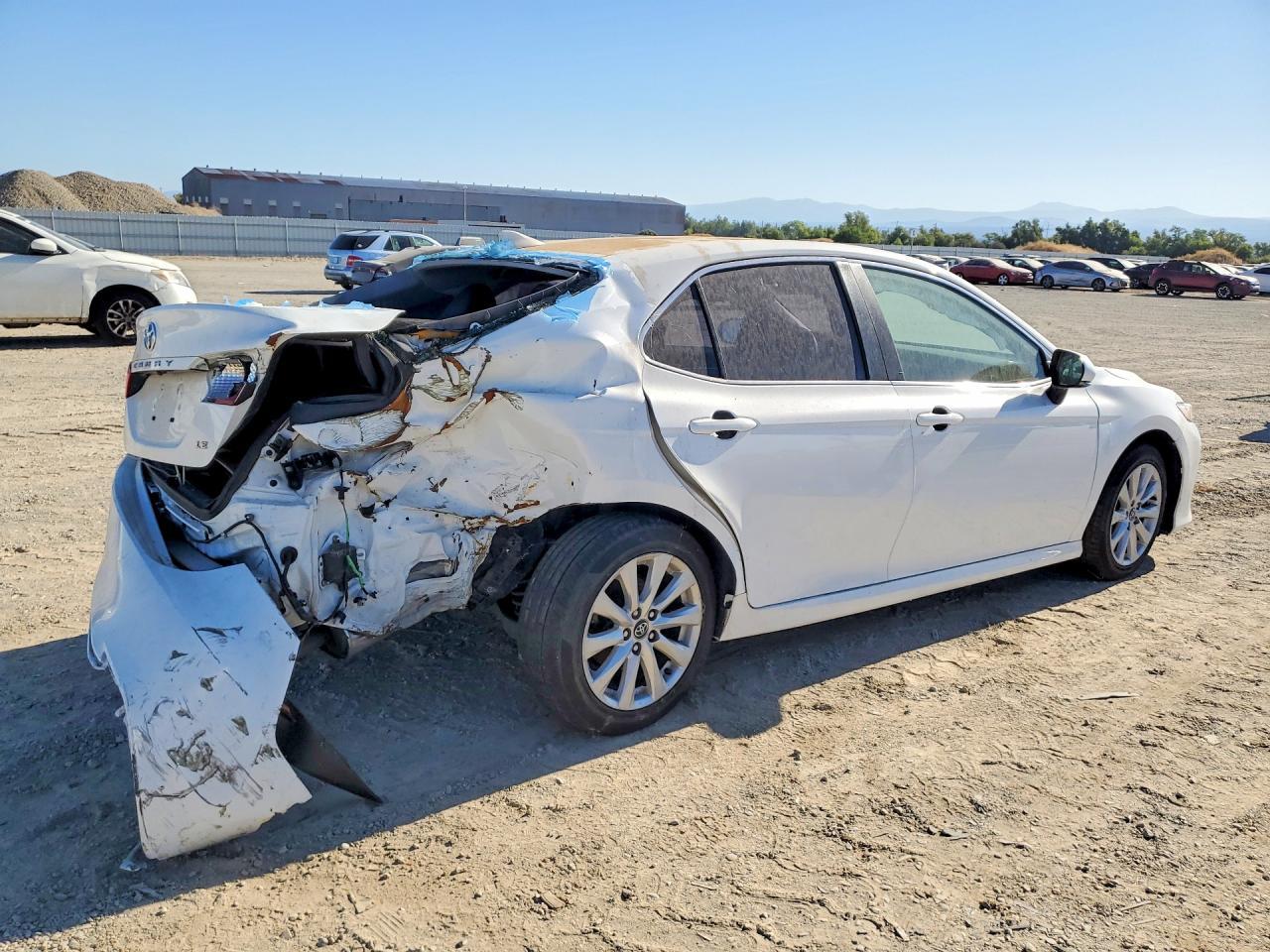 2020 Toyota Camry Le - Фото 3