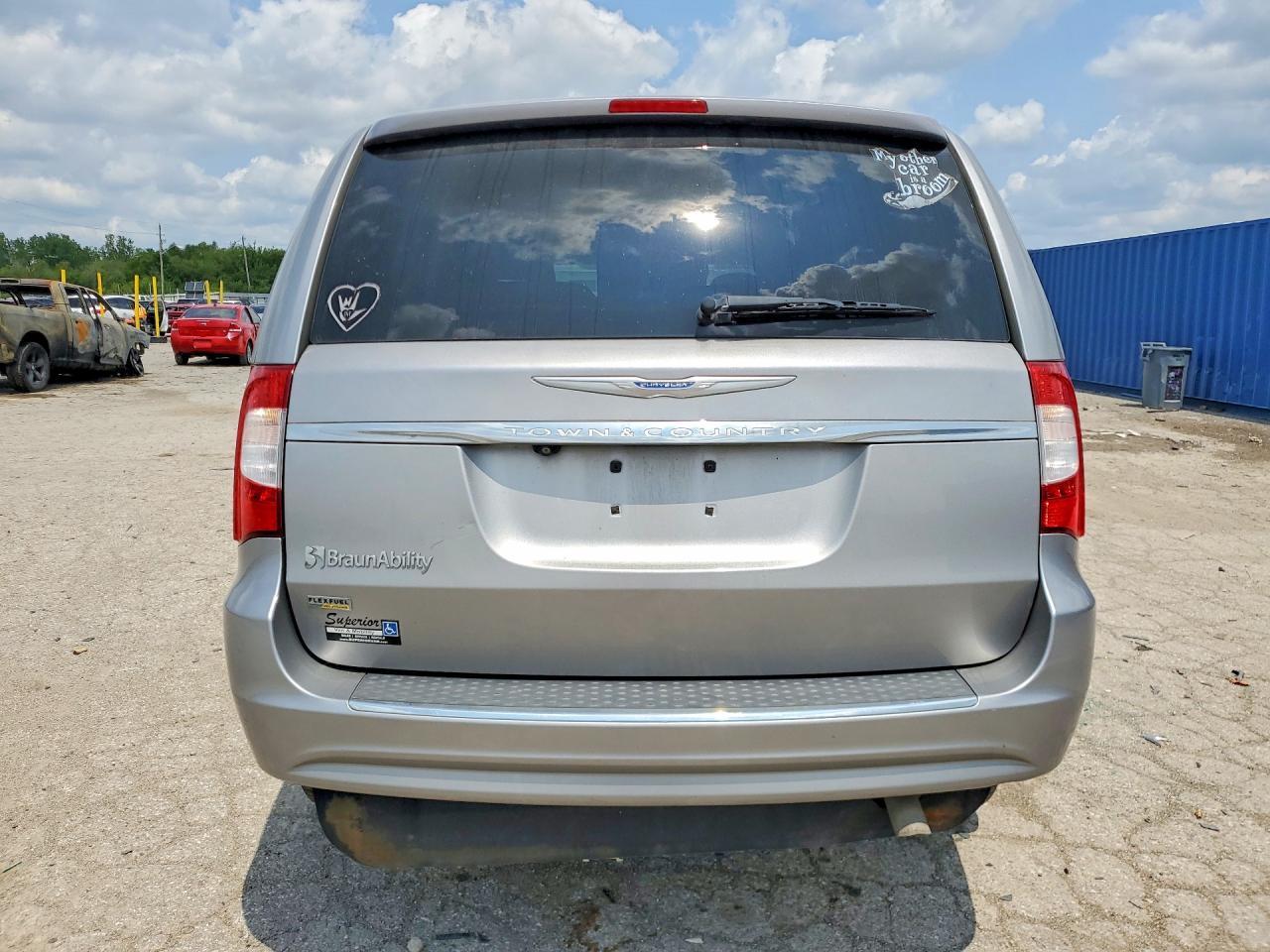 2015 Chrysler Town & Country Touring - Фото 6