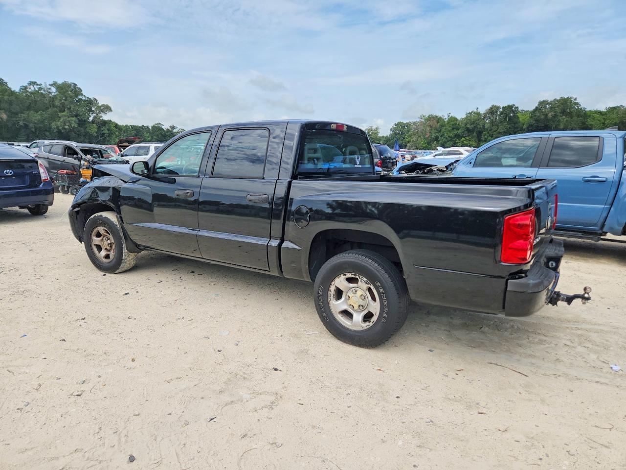 2005 Dodge Dakota Quad - Image 2