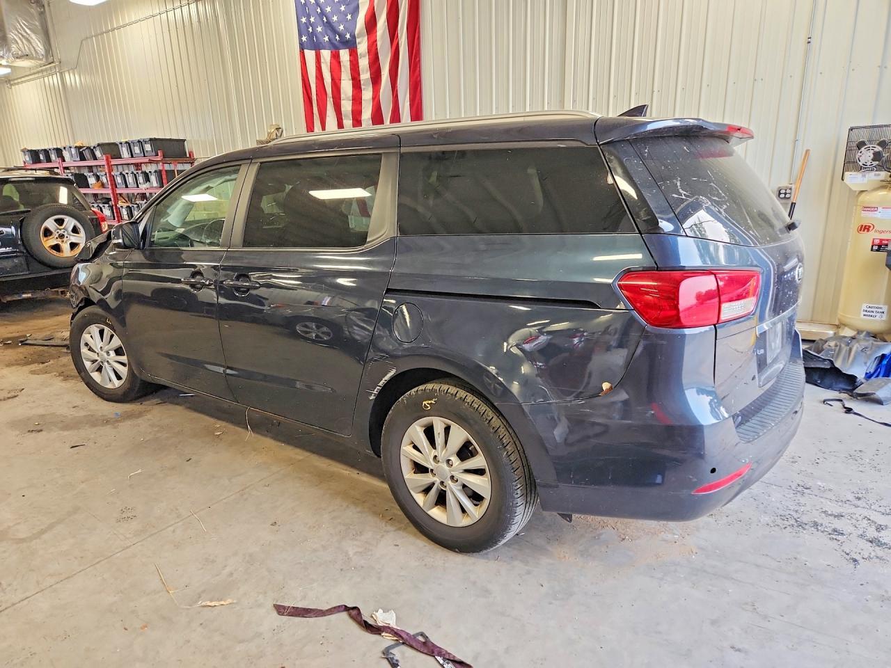 2017 Kia Sedona Lx - Фото 2