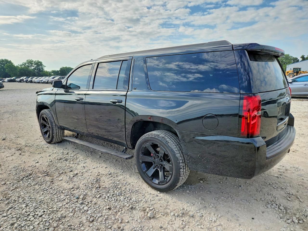 2018 Chevrolet Suburban K1500 Lt - Image 2