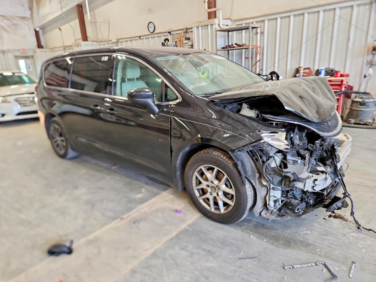 2017 Chrysler Pacifica Touring - Image 4