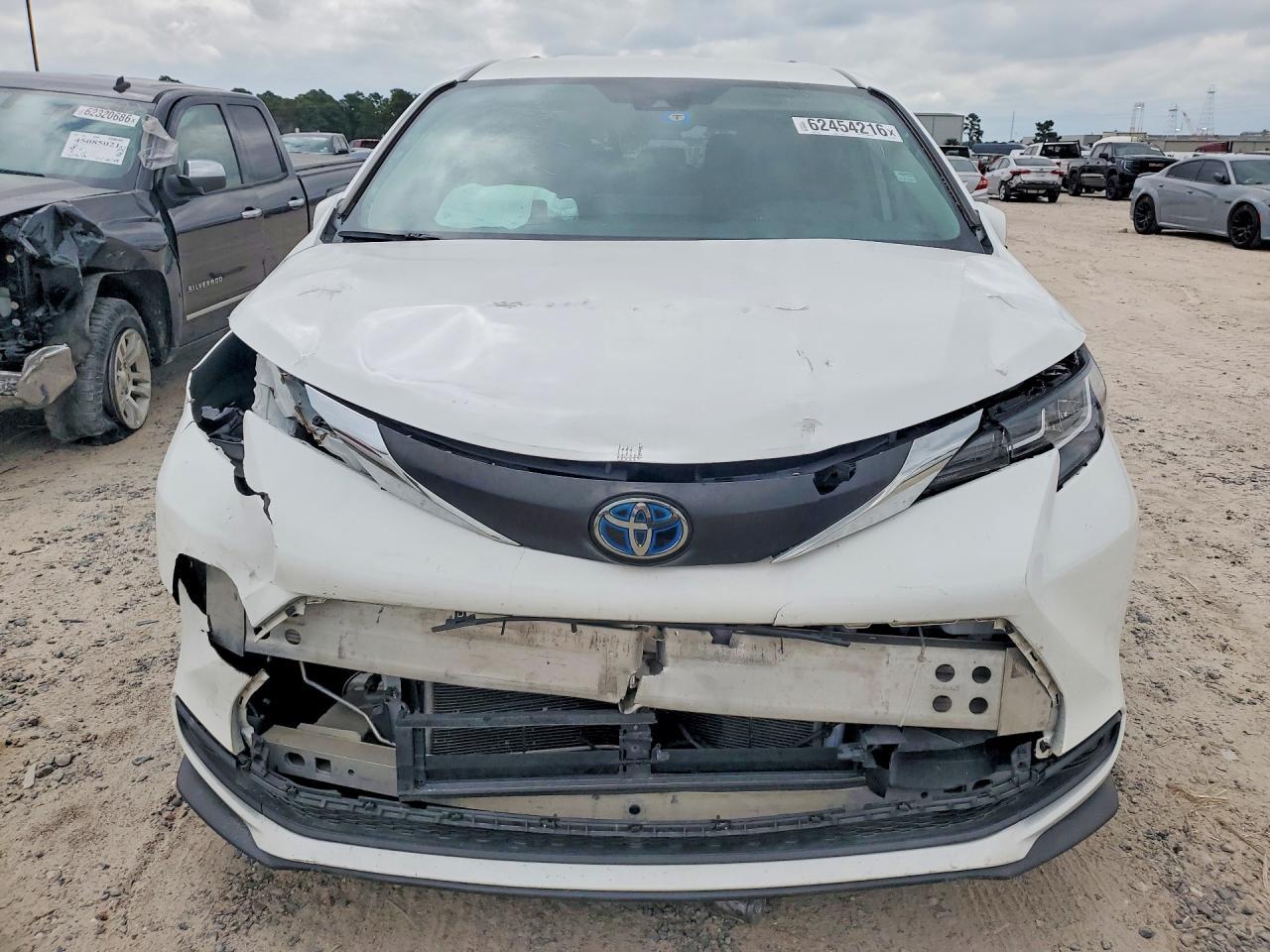 2021 Toyota Sienna Le - Image 5