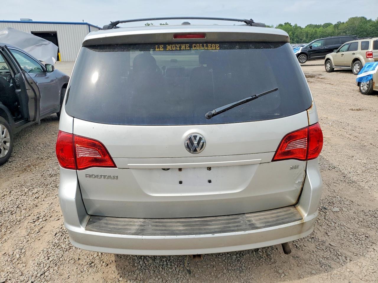 2009 Volkswagen Routan Se - Image 6